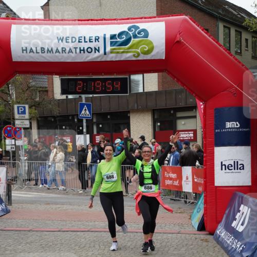 04.05.2025 - 8. Wedeler Halbmarathon Felixshl http://msf.ph/oto/7835044 04.05.2025 12:19:52 Ziel 571, 686, 688 meine-sportfotos.de