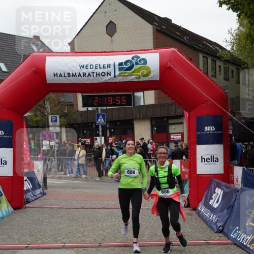 04.05.2025 - 8. Wedeler Halbmarathon Felixshl http://msf.ph/oto/7835084 04.05.2025 12:19:53 Ziel 571, 686, 688 meine-sportfotos.de