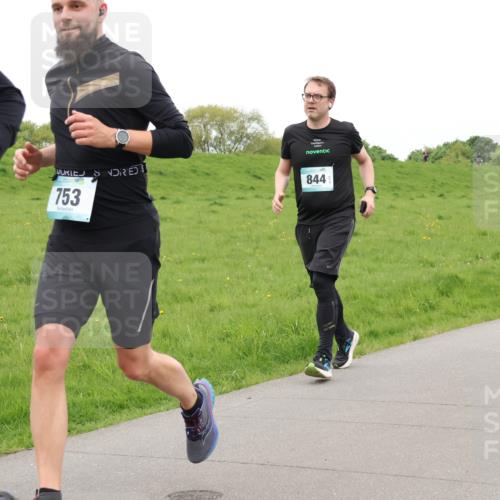 04.05.2025 - 8. Wedeler Halbmarathon Lena Gebhardt http://msf.ph/oto/7835190 04.05.2025 11:26:38 Laufen 753, 844 meine-sportfotos.de