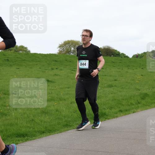 04.05.2025 - 8. Wedeler Halbmarathon Lena Gebhardt http://msf.ph/oto/7835193 04.05.2025 11:26:38 Laufen 753, 844 meine-sportfotos.de