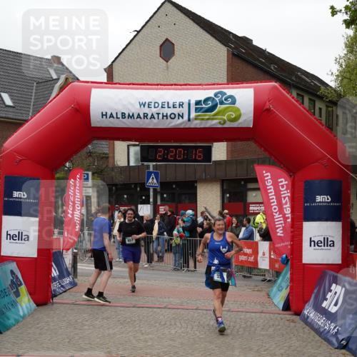 04.05.2025 - 8. Wedeler Halbmarathon Felixshl http://msf.ph/oto/7835218 04.05.2025 12:20:14 Ziel 330, 657, 658 meine-sportfotos.de