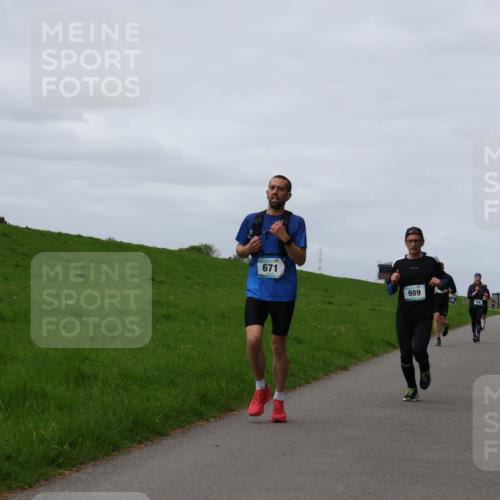 04.05.2025 - 8. Wedeler Halbmarathon Yannick Fuchs http://msf.ph/oto/7835225 04.05.2025 11:44:16 Laufen 671, 989 meine-sportfotos.de