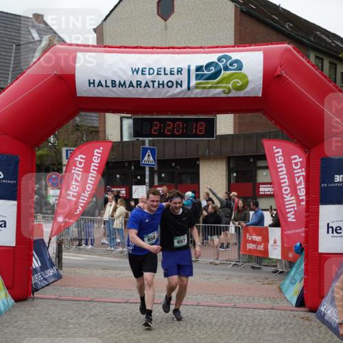 04.05.2025 - 8. Wedeler Halbmarathon Felixshl http://msf.ph/oto/7835237 04.05.2025 12:20:16 Ziel 330, 657, 658 meine-sportfotos.de