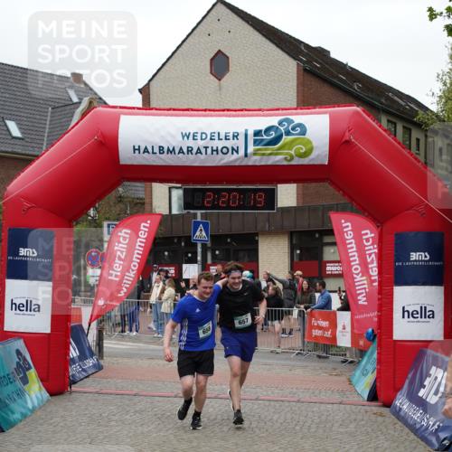 04.05.2025 - 8. Wedeler Halbmarathon Felixshl http://msf.ph/oto/7835247 04.05.2025 12:20:16 Ziel 330, 657, 658 meine-sportfotos.de