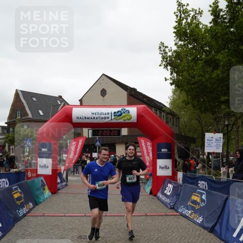 04.05.2025 - 8. Wedeler Halbmarathon Felixshl http://msf.ph/oto/7835300 04.05.2025 12:20:18 Ziel 330, 657, 658, 677 meine-sportfotos.de