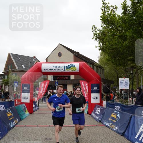 04.05.2025 - 8. Wedeler Halbmarathon Felixshl http://msf.ph/oto/7835310 04.05.2025 12:20:18 Ziel 330, 657, 658, 677 meine-sportfotos.de
