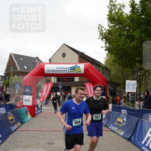 04.05.2025 - 8. Wedeler Halbmarathon Felixshl http://msf.ph/oto/7835337 04.05.2025 12:20:19 Ziel 330, 657, 658, 677 meine-sportfotos.de
