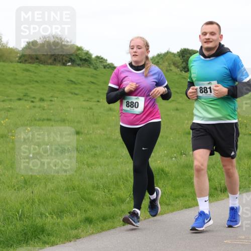 04.05.2025 - 8. Wedeler Halbmarathon Lena Gebhardt http://msf.ph/oto/7835378 04.05.2025 11:27:27 Laufen 880, 881 meine-sportfotos.de