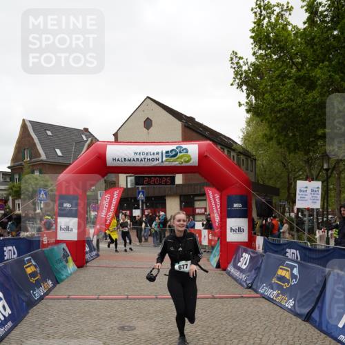 04.05.2025 - 8. Wedeler Halbmarathon Felixshl http://msf.ph/oto/7835407 04.05.2025 12:20:23 Ziel 677, 780, 781 meine-sportfotos.de