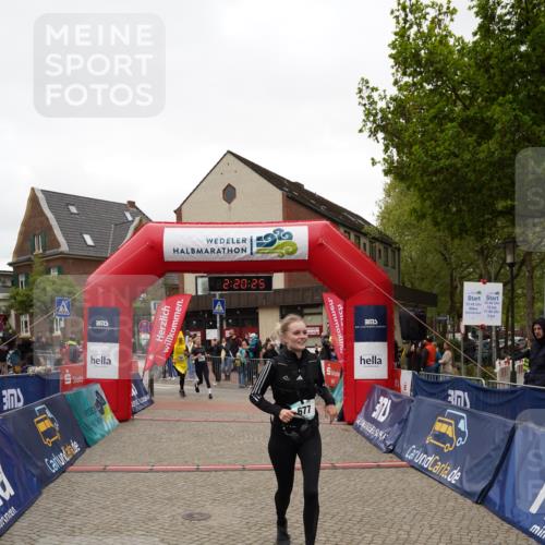 04.05.2025 - 8. Wedeler Halbmarathon Felixshl http://msf.ph/oto/7835416 04.05.2025 12:20:23 Ziel 677, 780, 781 meine-sportfotos.de