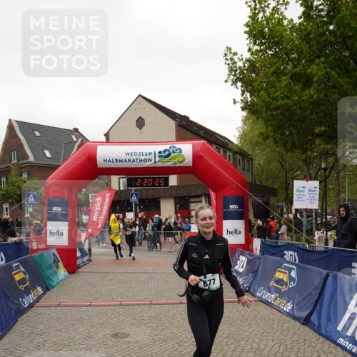 04.05.2025 - 8. Wedeler Halbmarathon Felixshl http://msf.ph/oto/7835434 04.05.2025 12:20:23 Ziel 677, 780, 781 meine-sportfotos.de
