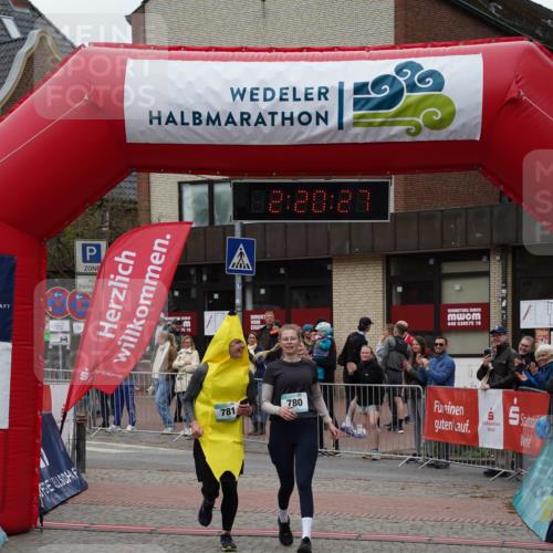 04.05.2025 - 8. Wedeler Halbmarathon Felixshl http://msf.ph/oto/7835455 04.05.2025 12:20:25 Ziel 677, 780, 781 meine-sportfotos.de