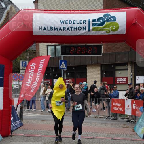 04.05.2025 - 8. Wedeler Halbmarathon Felixshl http://msf.ph/oto/7835465 04.05.2025 12:20:25 Ziel 677, 780, 781 meine-sportfotos.de