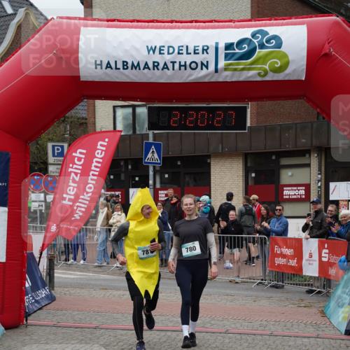 04.05.2025 - 8. Wedeler Halbmarathon Felixshl http://msf.ph/oto/7835477 04.05.2025 12:20:25 Ziel 677, 780, 781 meine-sportfotos.de