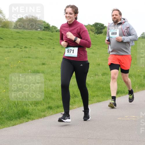 04.05.2025 - 8. Wedeler Halbmarathon Lena Gebhardt http://msf.ph/oto/7835500 04.05.2025 11:27:45 Laufen 971, 669 meine-sportfotos.de
