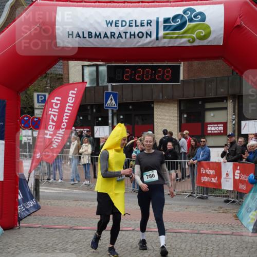 04.05.2025 - 8. Wedeler Halbmarathon Felixshl http://msf.ph/oto/7835508 04.05.2025 12:20:26 Ziel 677, 780, 781 meine-sportfotos.de