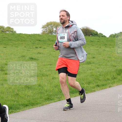 04.05.2025 - 8. Wedeler Halbmarathon Lena Gebhardt http://msf.ph/oto/7835517 04.05.2025 11:27:47 Laufen 669 meine-sportfotos.de