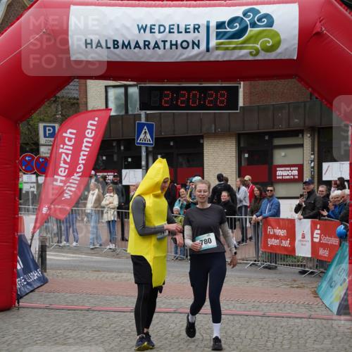 04.05.2025 - 8. Wedeler Halbmarathon Felixshl http://msf.ph/oto/7835520 04.05.2025 12:20:26 Ziel 677, 780, 781 meine-sportfotos.de