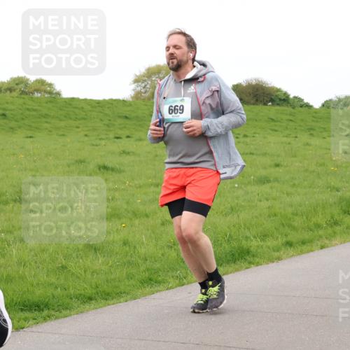 04.05.2025 - 8. Wedeler Halbmarathon Lena Gebhardt http://msf.ph/oto/7835523 04.05.2025 11:27:47 Laufen 669 meine-sportfotos.de