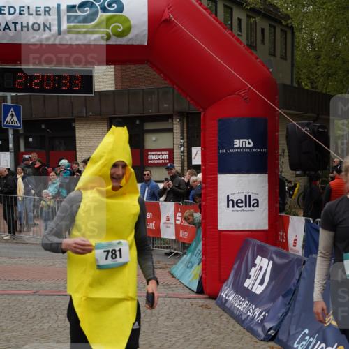 04.05.2025 - 8. Wedeler Halbmarathon Felixshl http://msf.ph/oto/7835541 04.05.2025 12:20:31 Ziel 780, 781 meine-sportfotos.de