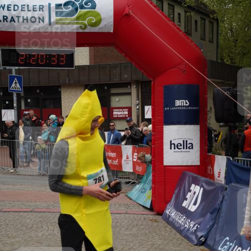 04.05.2025 - 8. Wedeler Halbmarathon Felixshl http://msf.ph/oto/7835550 04.05.2025 12:20:31 Ziel 780, 781 meine-sportfotos.de