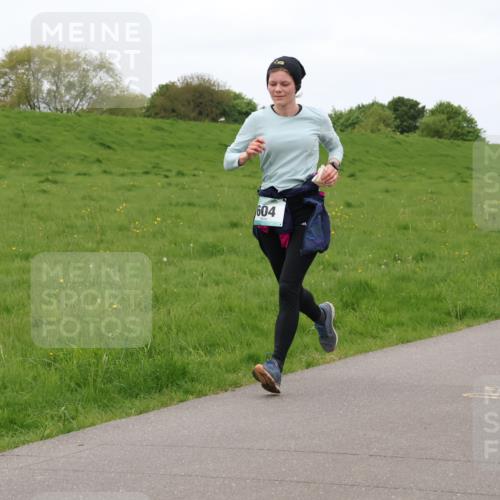 04.05.2025 - 8. Wedeler Halbmarathon Lena Gebhardt http://msf.ph/oto/7835551 04.05.2025 11:27:51 Laufen 604 meine-sportfotos.de