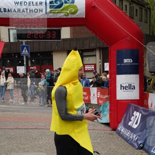 04.05.2025 - 8. Wedeler Halbmarathon Felixshl http://msf.ph/oto/7835569 04.05.2025 12:20:31 Ziel 780, 781 meine-sportfotos.de