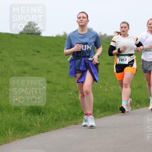 04.05.2025 - 8. Wedeler Halbmarathon Lena Gebhardt http://msf.ph/oto/7835622 04.05.2025 11:28:17 Laufen 2924, 1057, 1065 meine-sportfotos.de