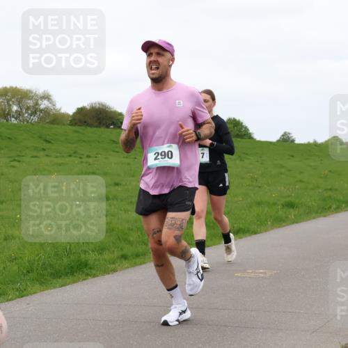 04.05.2025 - 8. Wedeler Halbmarathon Lena Gebhardt http://msf.ph/oto/7835658 04.05.2025 11:28:24 Laufen 290, 17, 265, 949 meine-sportfotos.de