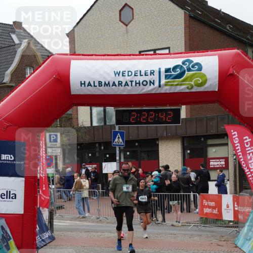 04.05.2025 - 8. Wedeler Halbmarathon Felixshl http://msf.ph/oto/7835928 04.05.2025 12:22:39 Ziel 97, 1042, 1043 meine-sportfotos.de