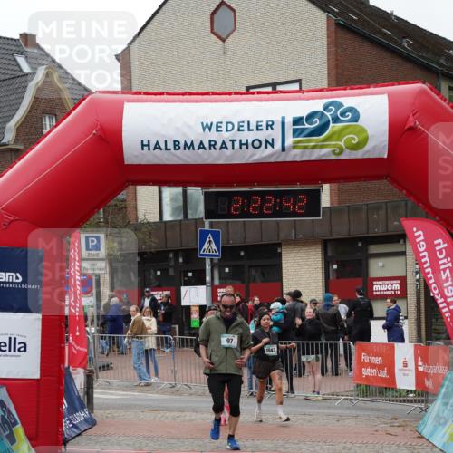 04.05.2025 - 8. Wedeler Halbmarathon Felixshl http://msf.ph/oto/7835936 04.05.2025 12:22:40 Ziel 97, 1042, 1043 meine-sportfotos.de