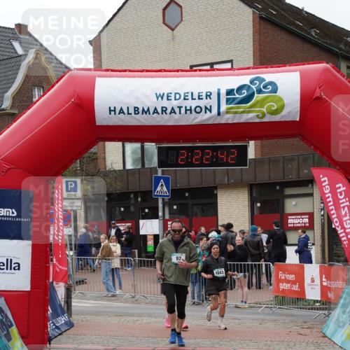 04.05.2025 - 8. Wedeler Halbmarathon Felixshl http://msf.ph/oto/7835947 04.05.2025 12:22:40 Ziel 97, 1042, 1043 meine-sportfotos.de