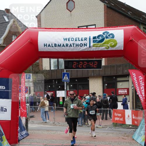 04.05.2025 - 8. Wedeler Halbmarathon Felixshl http://msf.ph/oto/7835956 04.05.2025 12:22:40 Ziel 97, 1042, 1043 meine-sportfotos.de