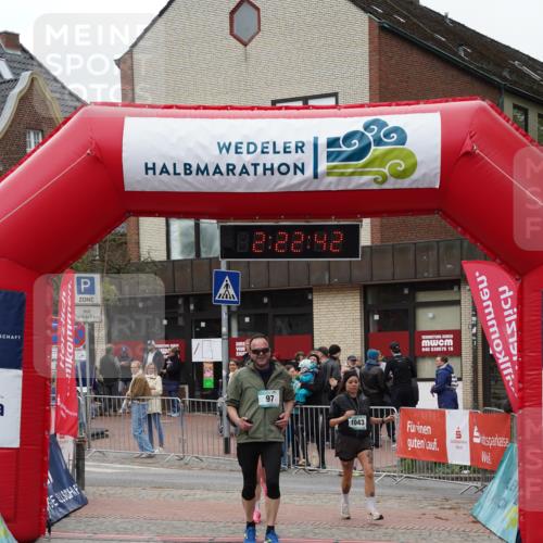 04.05.2025 - 8. Wedeler Halbmarathon Felixshl http://msf.ph/oto/7835977 04.05.2025 12:22:40 Ziel 97, 1042, 1043 meine-sportfotos.de