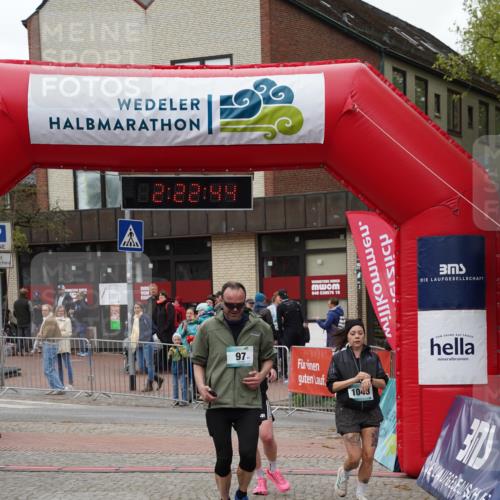 04.05.2025 - 8. Wedeler Halbmarathon Felixshl http://msf.ph/oto/7836023 04.05.2025 12:22:42 Ziel 97, 1042, 1043 meine-sportfotos.de