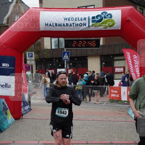 04.05.2025 - 8. Wedeler Halbmarathon Felixshl http://msf.ph/oto/7836032 04.05.2025 12:22:44 Ziel 97, 1042, 1043 meine-sportfotos.de