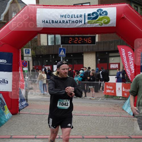 04.05.2025 - 8. Wedeler Halbmarathon Felixshl http://msf.ph/oto/7836043 04.05.2025 12:22:44 Ziel 97, 1042, 1043 meine-sportfotos.de