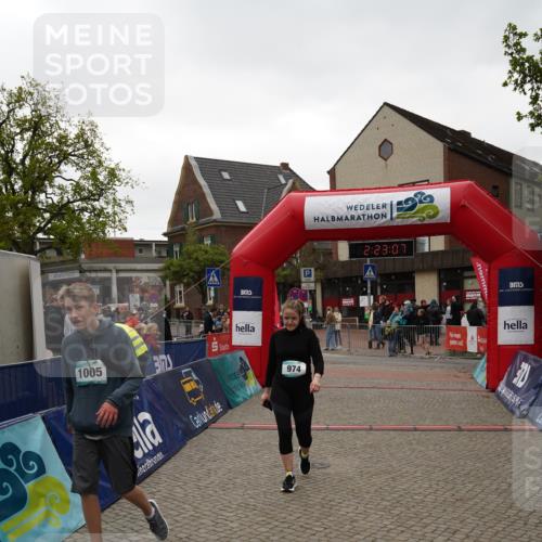 04.05.2025 - 8. Wedeler Halbmarathon Felixshl http://msf.ph/oto/7836278 04.05.2025 12:23:05 Ziel 683, 974, 1005 meine-sportfotos.de