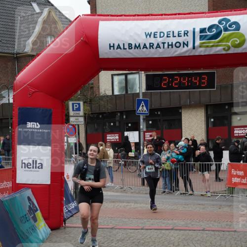 04.05.2025 - 8. Wedeler Halbmarathon Felixshl http://msf.ph/oto/7836546 04.05.2025 12:24:40 Ziel 619, 944 meine-sportfotos.de