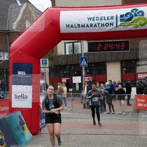 04.05.2025 - 8. Wedeler Halbmarathon Felixshl http://msf.ph/oto/7836570 04.05.2025 12:24:41 Ziel 619, 944 meine-sportfotos.de