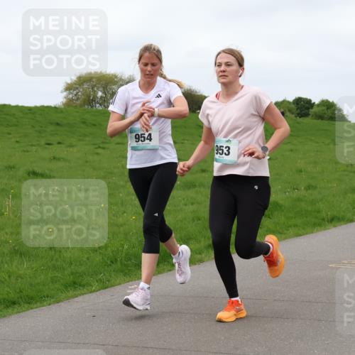 04.05.2025 - 8. Wedeler Halbmarathon Lena Gebhardt http://msf.ph/oto/7836858 04.05.2025 11:32:01 Laufen 954, 953 meine-sportfotos.de