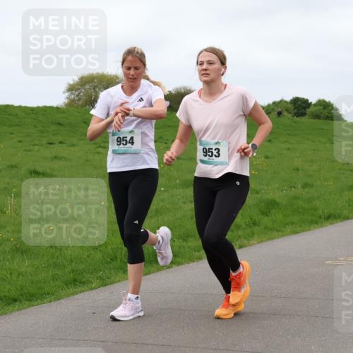04.05.2025 - 8. Wedeler Halbmarathon Lena Gebhardt http://msf.ph/oto/7836863 04.05.2025 11:32:02 Laufen 954, 953 meine-sportfotos.de