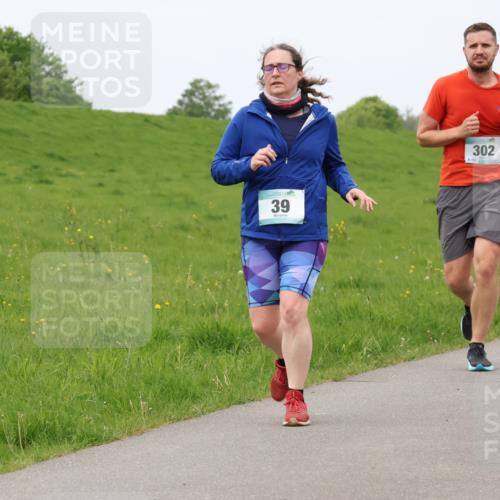 04.05.2025 - 8. Wedeler Halbmarathon Lena Gebhardt http://msf.ph/oto/7836939 04.05.2025 11:32:22 Laufen 39, 302, 102 meine-sportfotos.de