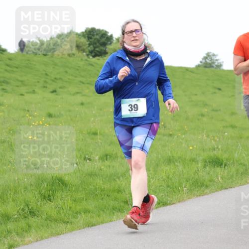 04.05.2025 - 8. Wedeler Halbmarathon Lena Gebhardt http://msf.ph/oto/7836961 04.05.2025 11:32:24 Laufen 39, 302, 102 meine-sportfotos.de