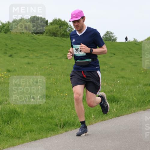04.05.2025 - 8. Wedeler Halbmarathon Lena Gebhardt http://msf.ph/oto/7837188 04.05.2025 11:33:27 Laufen 25 meine-sportfotos.de