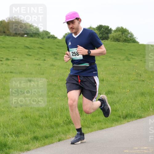 04.05.2025 - 8. Wedeler Halbmarathon Lena Gebhardt http://msf.ph/oto/7837198 04.05.2025 11:33:27 Laufen 258 meine-sportfotos.de