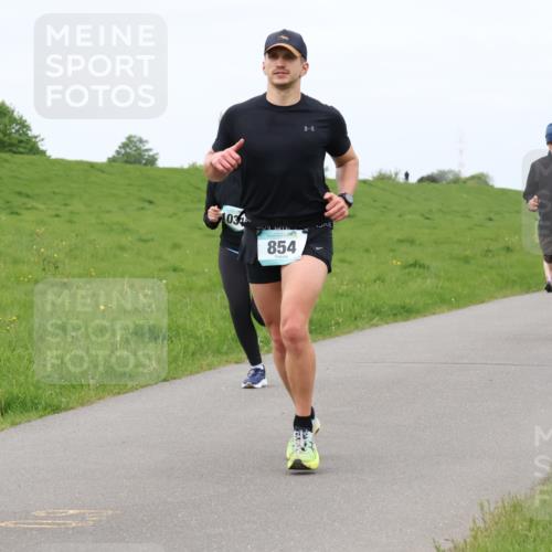 04.05.2025 - 8. Wedeler Halbmarathon Lena Gebhardt http://msf.ph/oto/7837665 04.05.2025 11:34:53 Laufen 402, 031, 854, 1014, 1187 meine-sportfotos.de