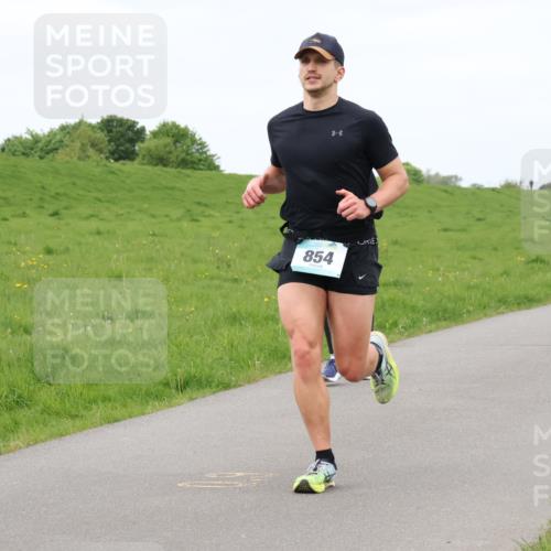 04.05.2025 - 8. Wedeler Halbmarathon Lena Gebhardt http://msf.ph/oto/7837672 04.05.2025 11:34:53 Laufen 02, 854, 1014 meine-sportfotos.de