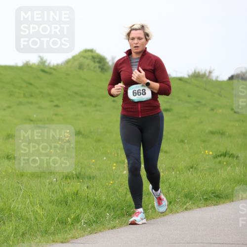 04.05.2025 - 8. Wedeler Halbmarathon Lena Gebhardt http://msf.ph/oto/7837937 04.05.2025 11:35:52 Laufen 668 meine-sportfotos.de