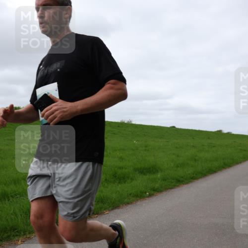 04.05.2025 - 8. Wedeler Halbmarathon Yannick Fuchs http://msf.ph/oto/7837941 04.05.2025 11:46:29 Laufen  meine-sportfotos.de